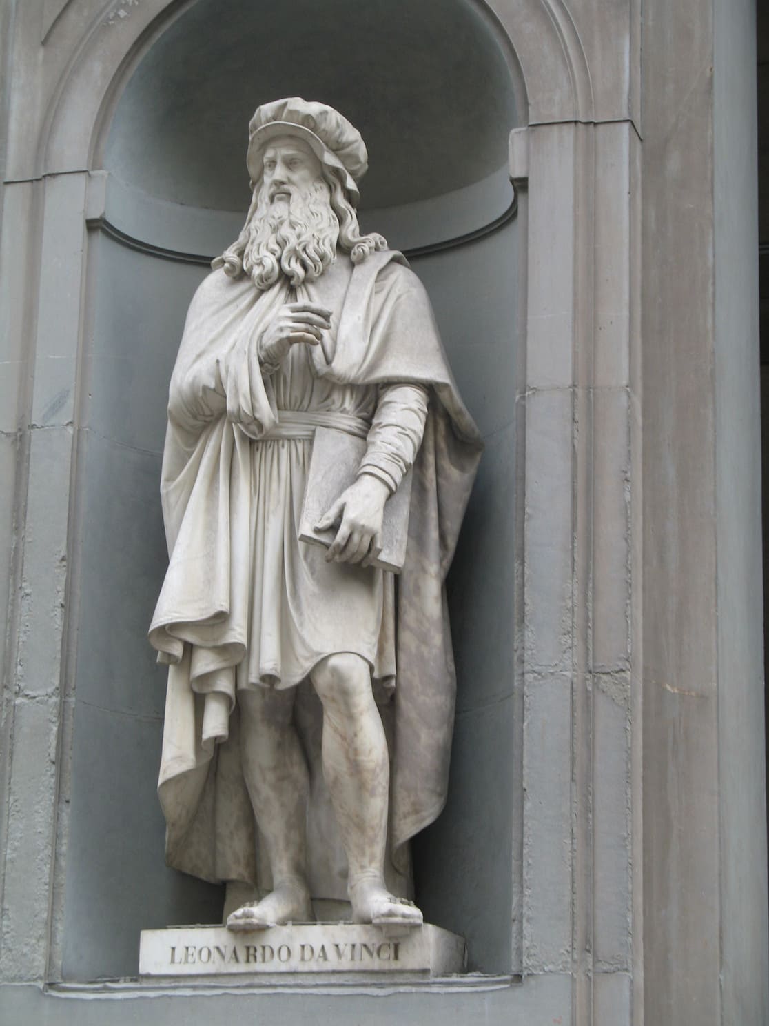 Estatua Leonardo Da Vinci
